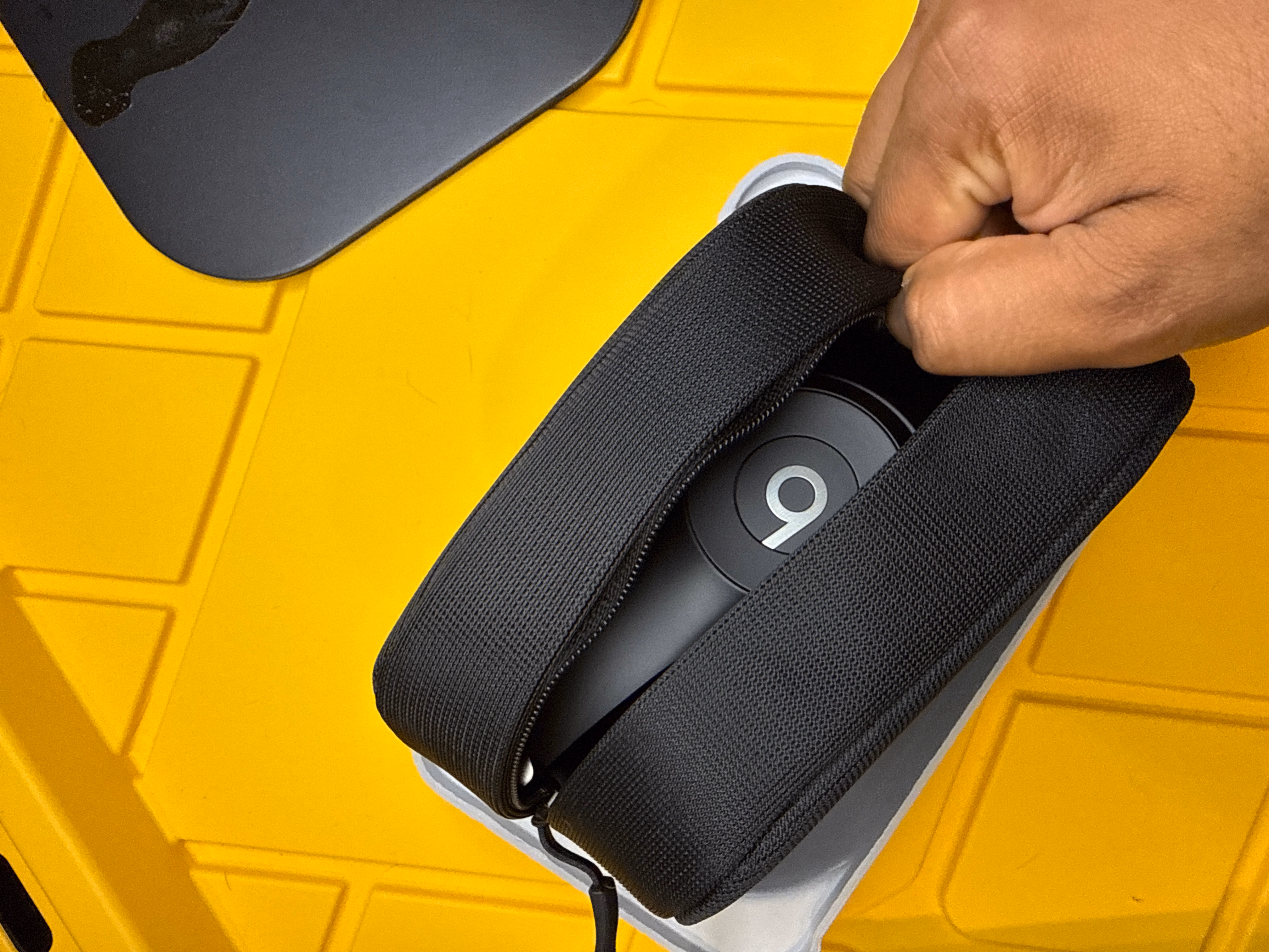 Beats Solo 4 MUW23LL/A Matte Black Up to 50-Hour Battery Life thumbnail 4