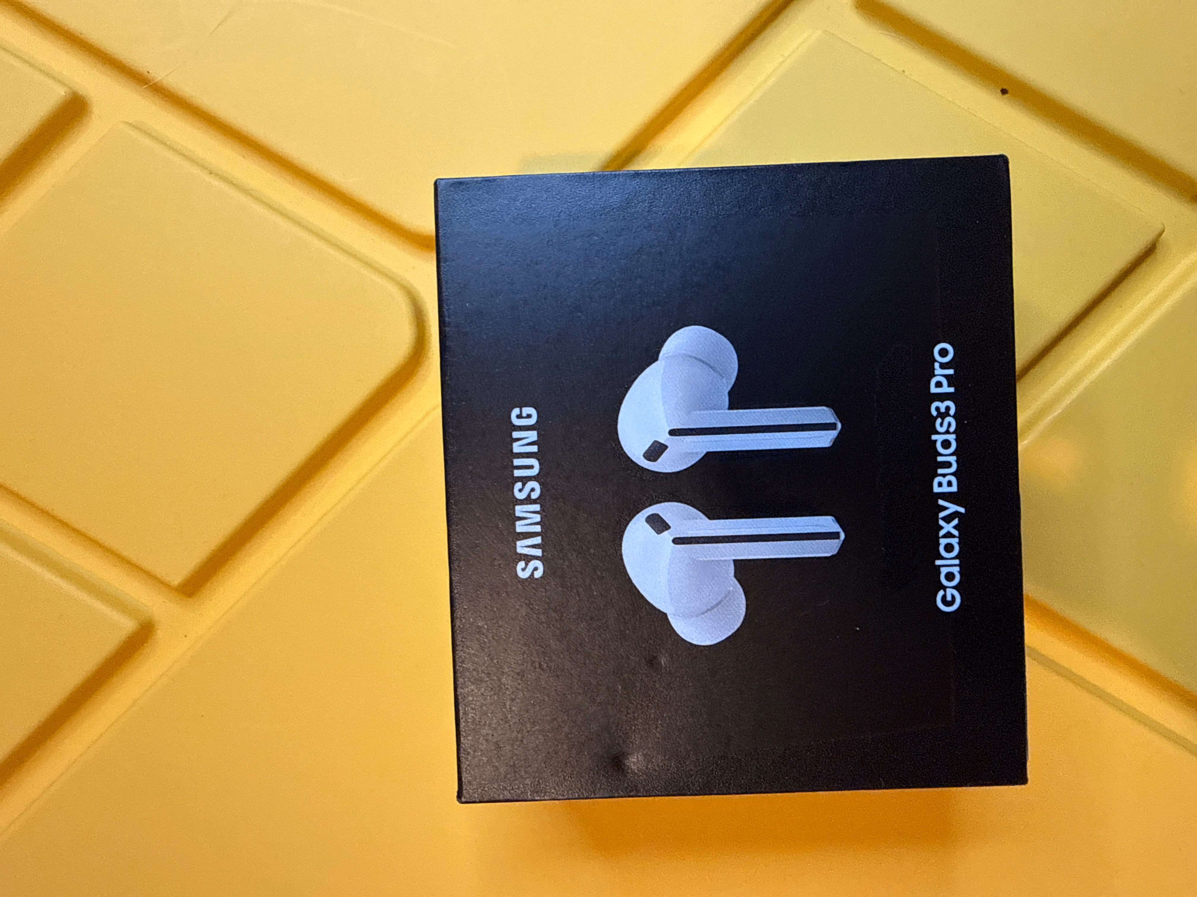 Samsung Galaxy Buds 3 Pro AI True Wireless White [US Version thumbnail 2