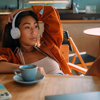 JBL Tune 520BT - Wireless On-Ear Headphones, Up to 57H Battery Life and Speed Charge, Lightweight, Comfortable and Foldable Design, Hands-Free Calls with Voice Aware (White) thumbnail 2