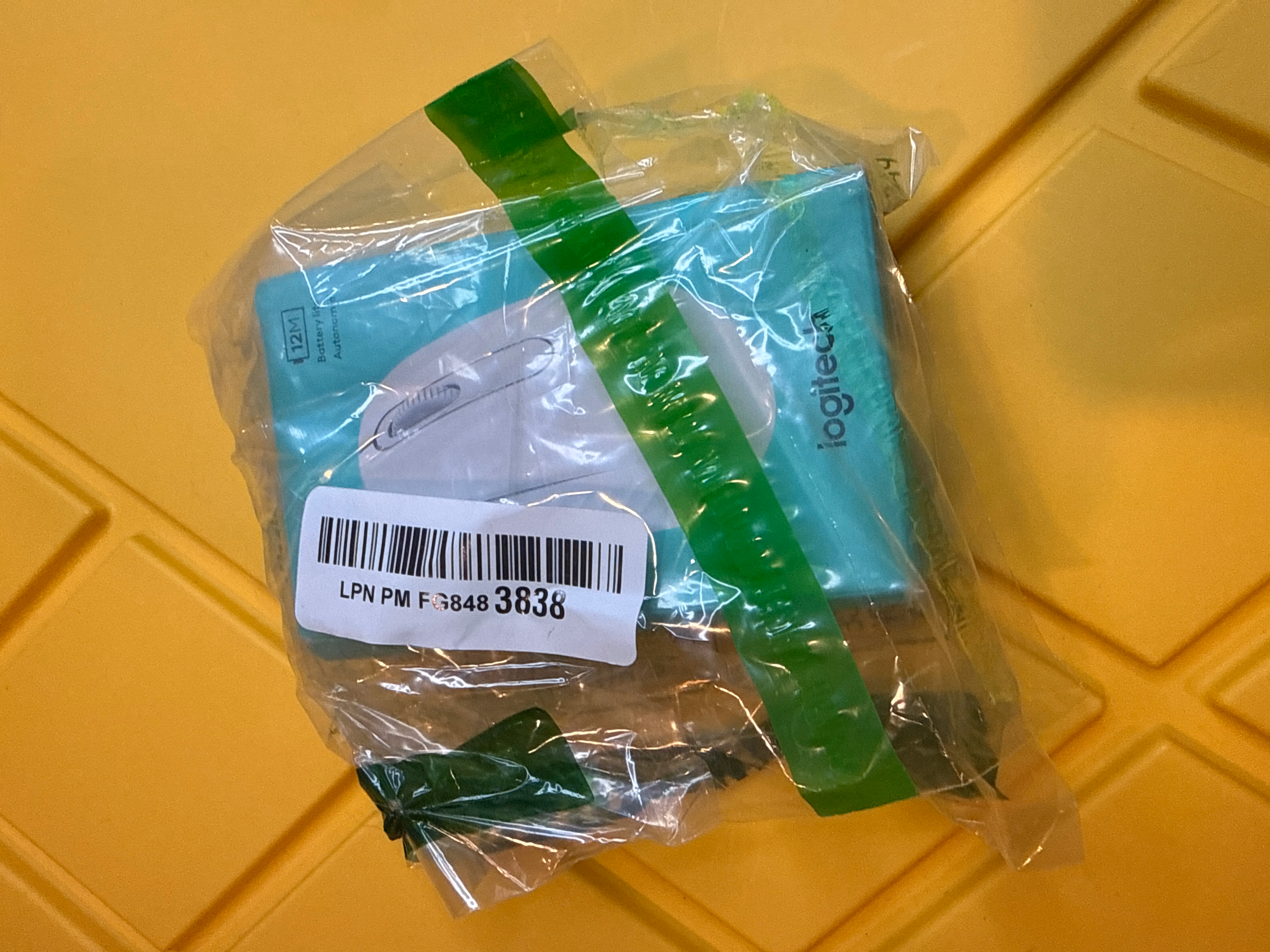 Logitech M196 Bluetooth Wireless 12-Month Battery Off White thumbnail 2