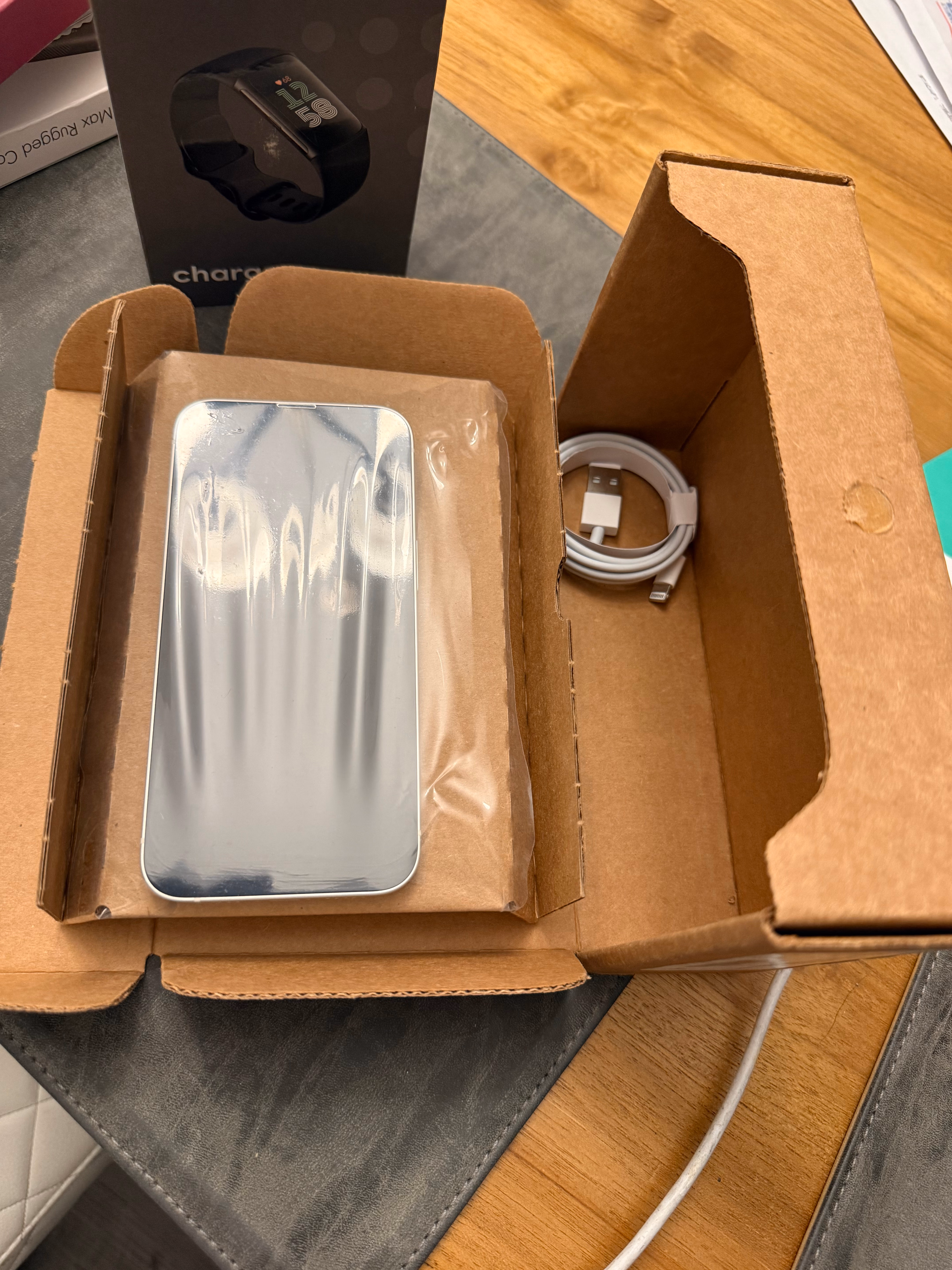 Apple iPhone 14, 256GB, Starlight - Unlocked (Amazon Renewed) thumbnail 2